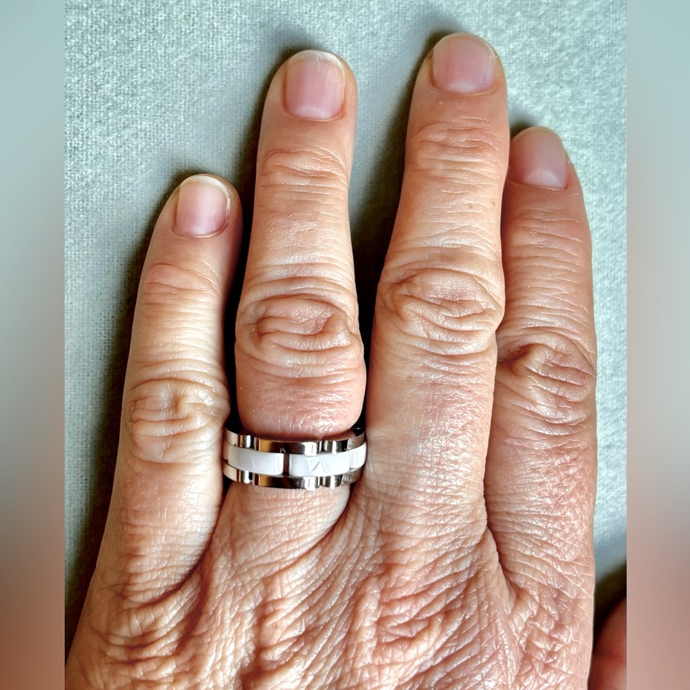 White Ultra Link Ring sz 8